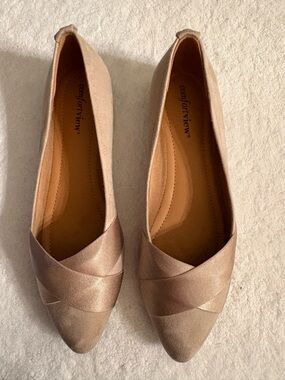 Comfortview Oyster Pearl Pointed Toe Flats with Crossover Detail NIB